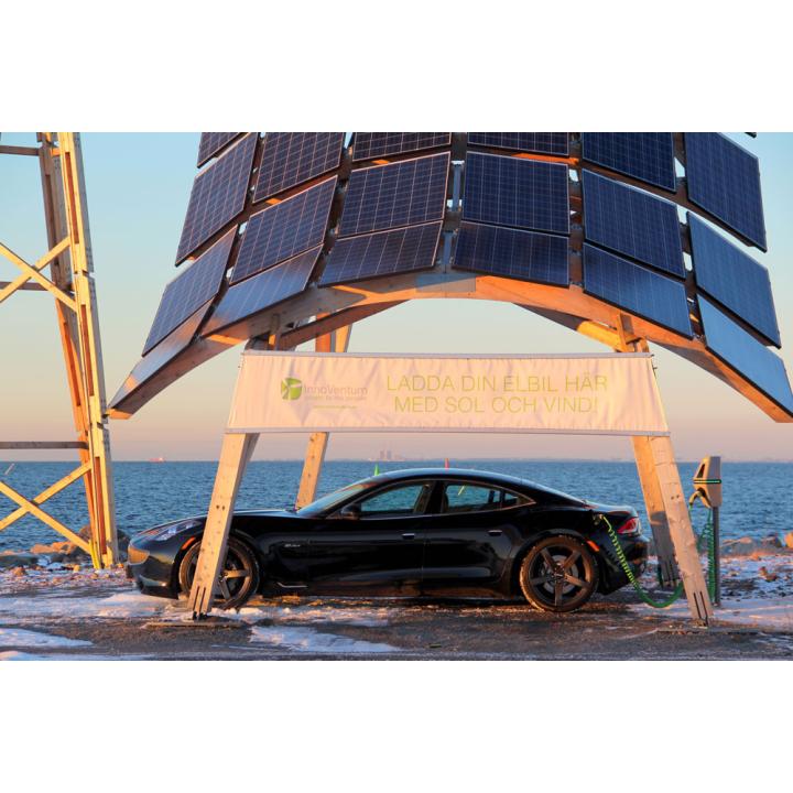 Giraffe 2.0 innoVentum Hybrid Wind and Solar Power Plant