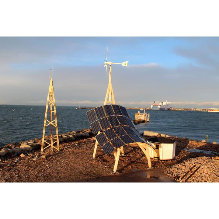 Giraffe 2.0 innoVentum Hybrid Wind and Solar Power Plant