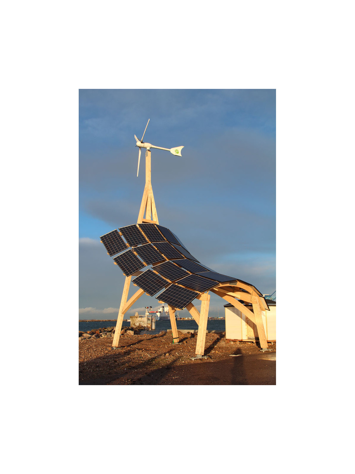 Giraffe 2.0 innoVentum Planta híbrida de viento y energía solar