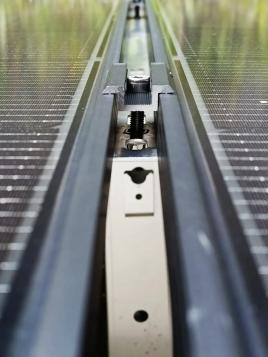 Clame milieu inox 28-50 mm – fixation panneau sur rail