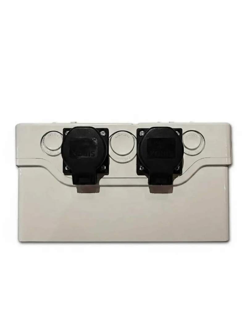 Single-phase 230V 32A changeover switch with socket — vue 4