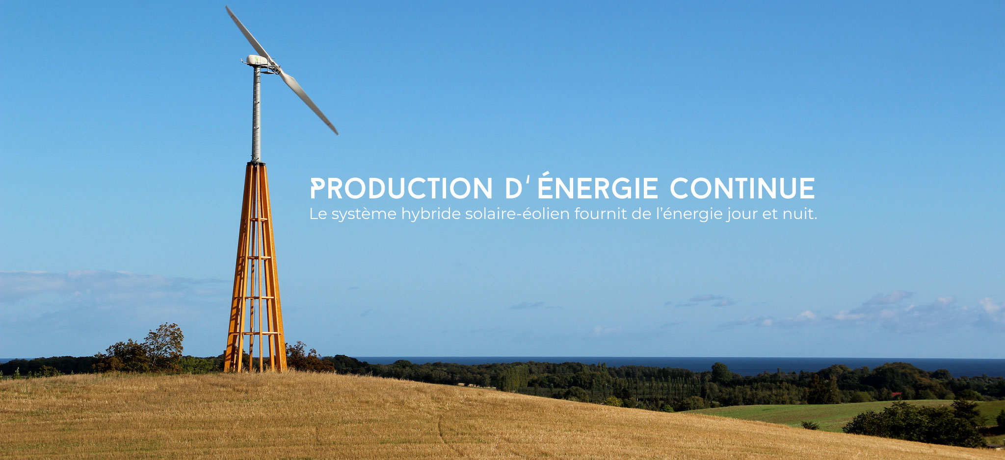 Production d'énergie continue. Le système hybide solaire-éolien fournit de l'énergie jour et nuit.