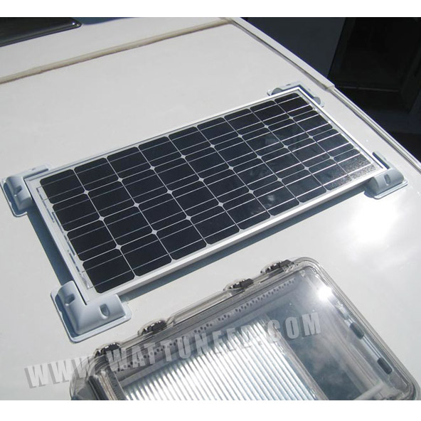 Sistema de montaje del panel solar en la autocaravana