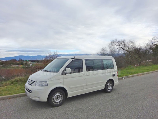 Van aménagé avec un système solaire