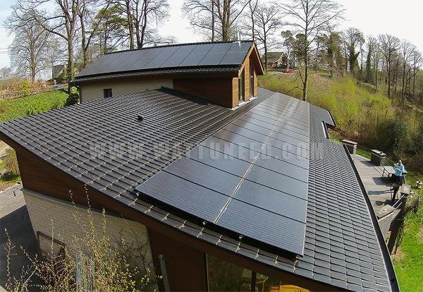 Toit d'une maison équipé de panneaux photovoltaïques