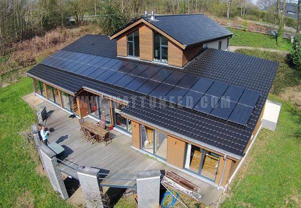 Toit d'une maison équipé de panneaux photovoltaïques