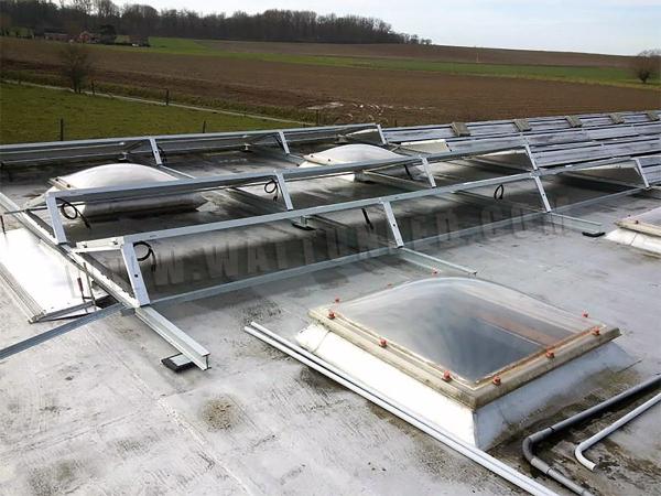 Toit plat d'une maison avec panneaux photovoltaïques sur structure pour toit plat