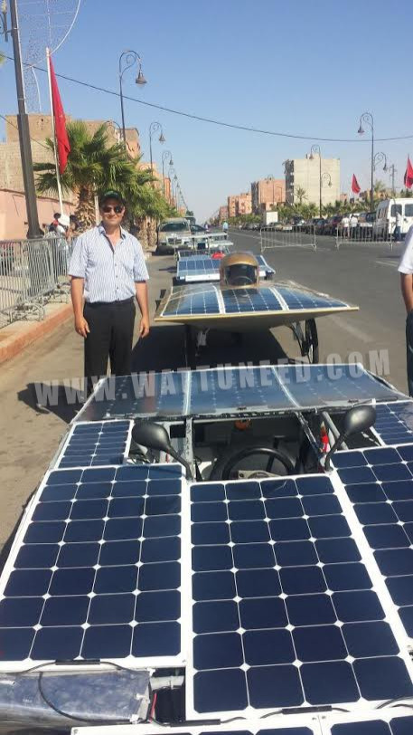 Voiture sans énergie fossile alimentée par une carrosserie en panneaux solaires.