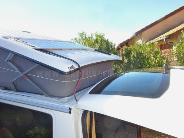 Toit d’un van avec un panneau solaire