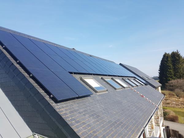 Toit d'une maison équipé de panneaux photovoltaïques