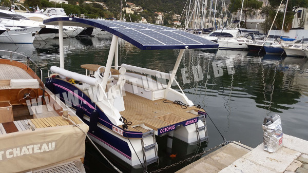 Bateau au port avec des panneaux solaires flexibles sur le toit.