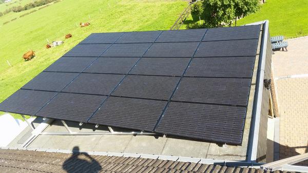 Toit plat d'une maison avec panneaux photovoltaïques sur structure pour toit plat