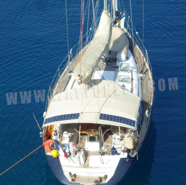 Voilier en mer avec des panneaux solaires flexibles sur le toit