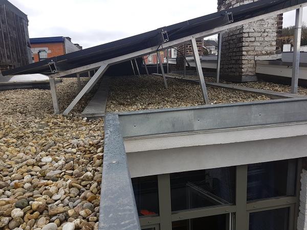 Toit plat d'une maison avec panneaux photovoltaïques sur structure pour toit plat