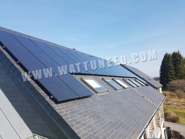 Toit d'une maison équipé de panneaux photovoltaïques