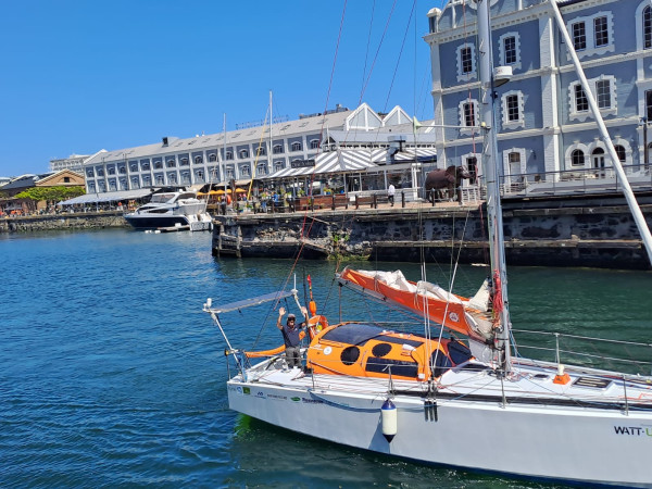 Bateau d’Édouard De Keyser – Zéro énergie fossile 2023, avec le logo Wattuneed, en mer