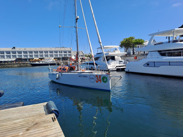 Bateau d’Édouard De Keyser – Zéro énergie fossile 2023, avec le logo Wattuneed, au port