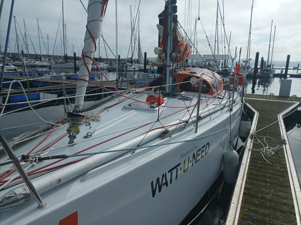 Bateau d’Édouard De Keyser – Zéro énergie fossile 2023, avec le logo Wattuneed, au port