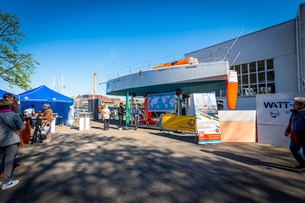 Bateau d’Édouard De Keyser – Zéro énergie fossile 2023, avec le logo Wattuneed, lors de sa présentation