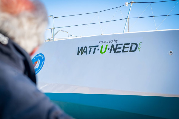Bateau d’Édouard De Keyser – Zéro énergie fossile 2023, avec le logo Wattuneed, lors de sa présentation