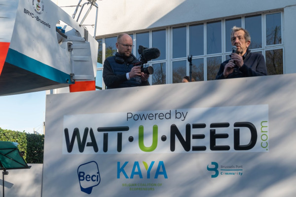 Navigateur parlant devant un pupitre avec le logo Wattuneed, avec Édouard De Keyser, lors de la présentation du bateau – Zéro énergie fossile 2023