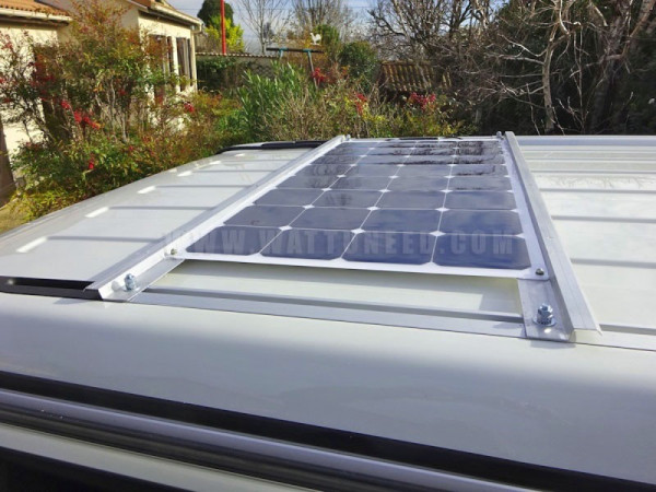 Toit d’un van avec un panneau solaire