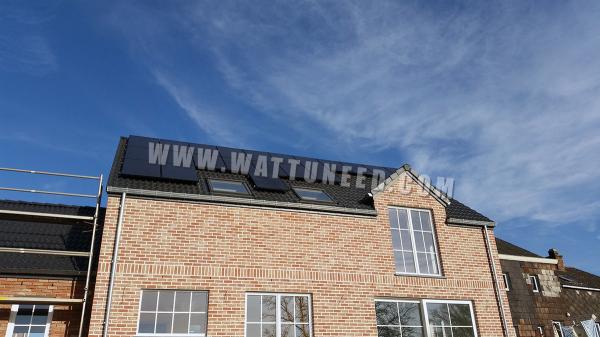 Toit d'une maison équipé de panneaux photovoltaïques