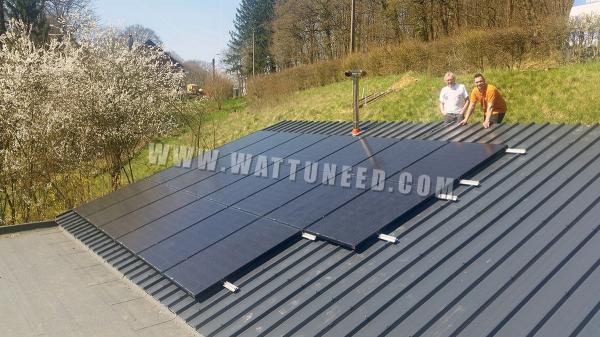 Toit d'une maison équipé de panneaux photovoltaïques