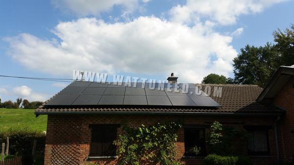 Toit d'une maison équipé de panneaux photovoltaïques