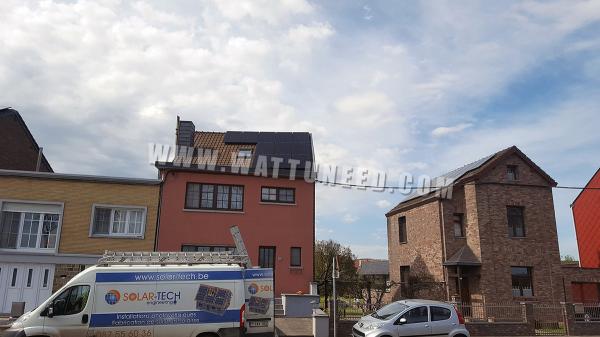 Toit d'une maison équipé de panneaux photovoltaïques