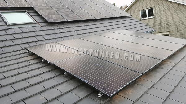 Toit d'une maison équipé de panneaux photovoltaïques