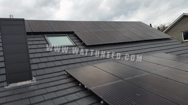 Toit d'une maison équipé de panneaux photovoltaïques