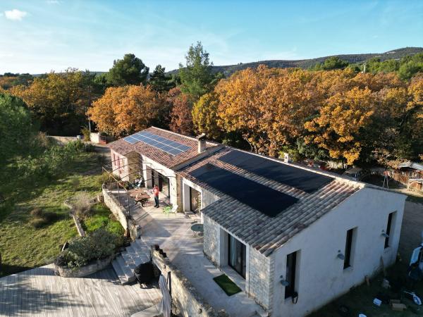 Toit d'une maison équipé de panneaux photovoltaïques