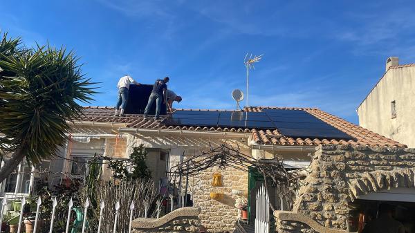 Toit d'une maison équipé de panneaux photovoltaïques