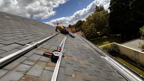 Toit d'une maison avec rails et crochets pour l’installation de panneaux photovoltaïques