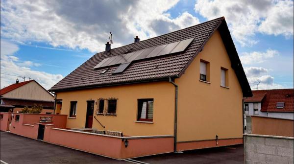 Toit d'une maison équipé de panneaux photovoltaïques