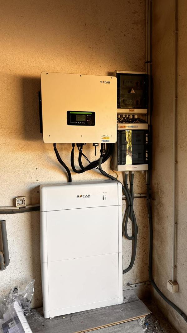 Onduleur avec coffret parafoudre et batterie lithium dans une pièce d'une maison