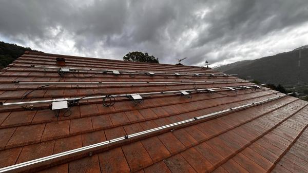 Toit d'une maison avec rails et crochets pour l’installation de panneaux photovoltaïques