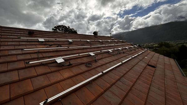 Toit d'une maison avec rails et crochets pour l’installation de panneaux photovoltaïques