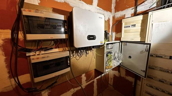 Onduleur avec coffret parafoudre dans une pièce d'une maison