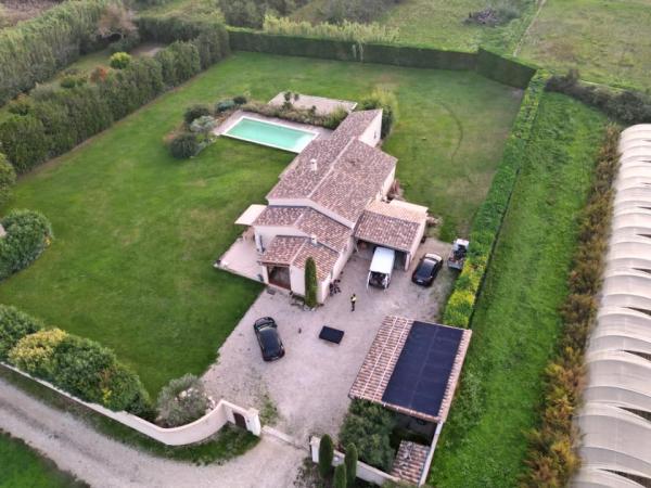 Toit d'une maison équipé de panneaux photovoltaïques