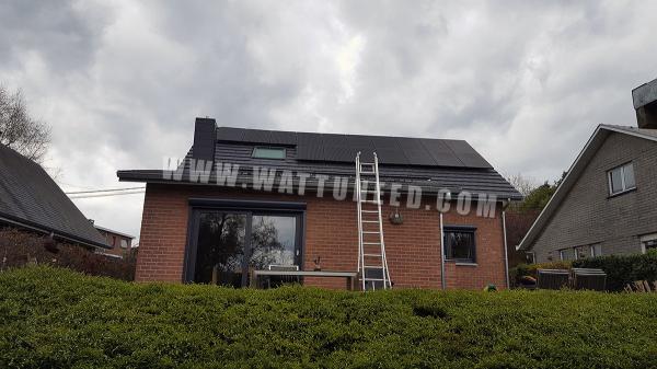 Toit d'une maison équipé de panneaux photovoltaïques