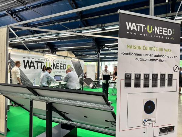 Wattuneed booth at Survival Expo – Autonomy & Outdoor: Vivre Autonome, the Sustainable Home Fair, with customers, Wattuneed employees, and Wattuneed products including solar panels and inverters
