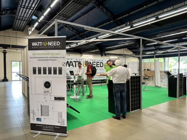 Wattuneed booth at Survival Expo – Autonomy & Outdoor: Vivre Autonome, the Sustainable Home Fair, with customers, Wattuneed employees, and Wattuneed products including solar panels and inverters