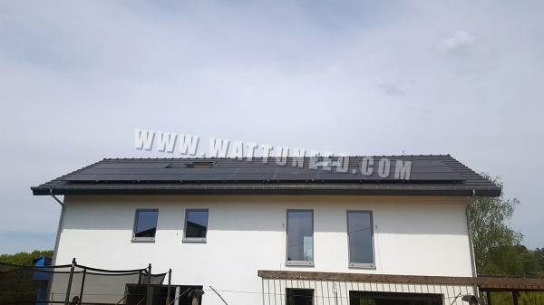 Toit d'une maison équipé de panneaux photovoltaïques