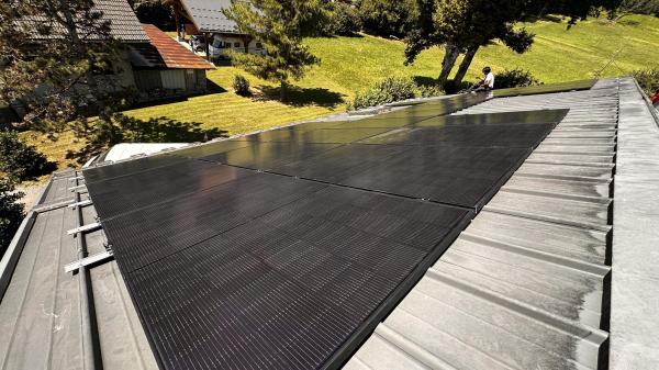 Toit d'une maison équipé de panneaux photovoltaïques