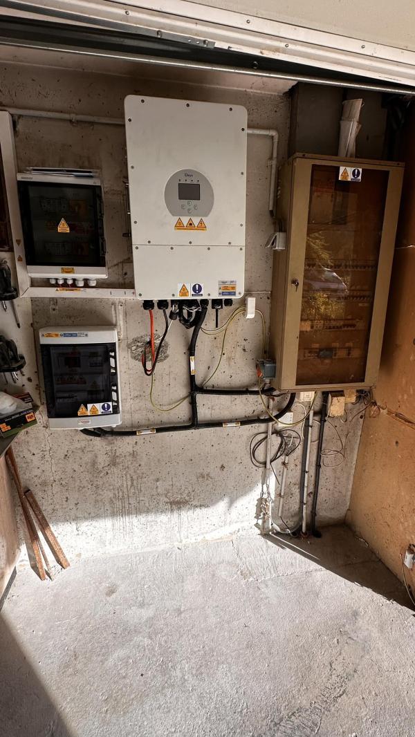 Onduleur avec coffret parafoudre dans une pièce d'une maison