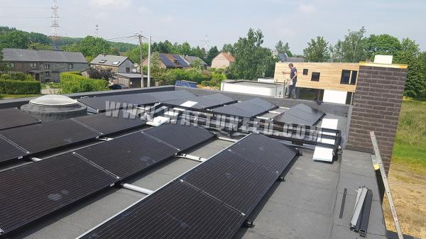 Toit plat d'une maison avec panneaux photovoltaïques sur structure pour toit plat