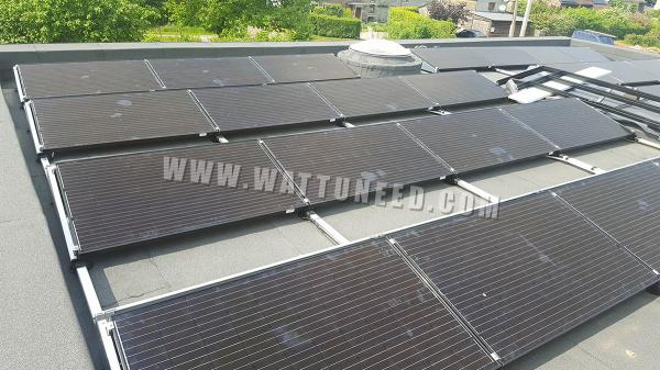 Toit plat d'une maison avec panneaux photovoltaïques sur structure pour toit plat