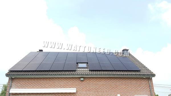 Toit d'une maison équipé de panneaux photovoltaïques